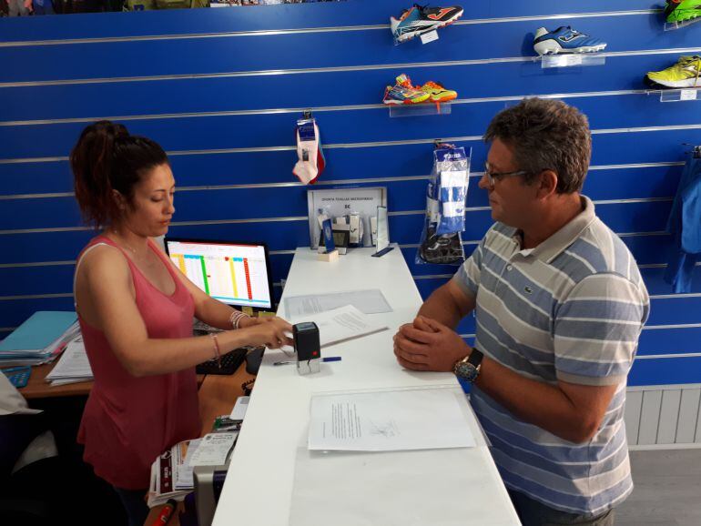 Alejandro Pascual Llorente -socio nº 581- en el mometo de presentar las firmas en la sede de la Arandina.