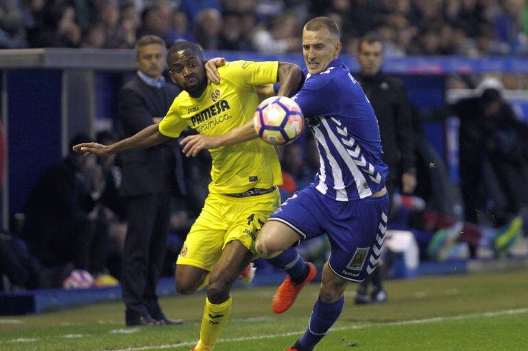 Bakambu disputa el balón en el partido frente al Alavés