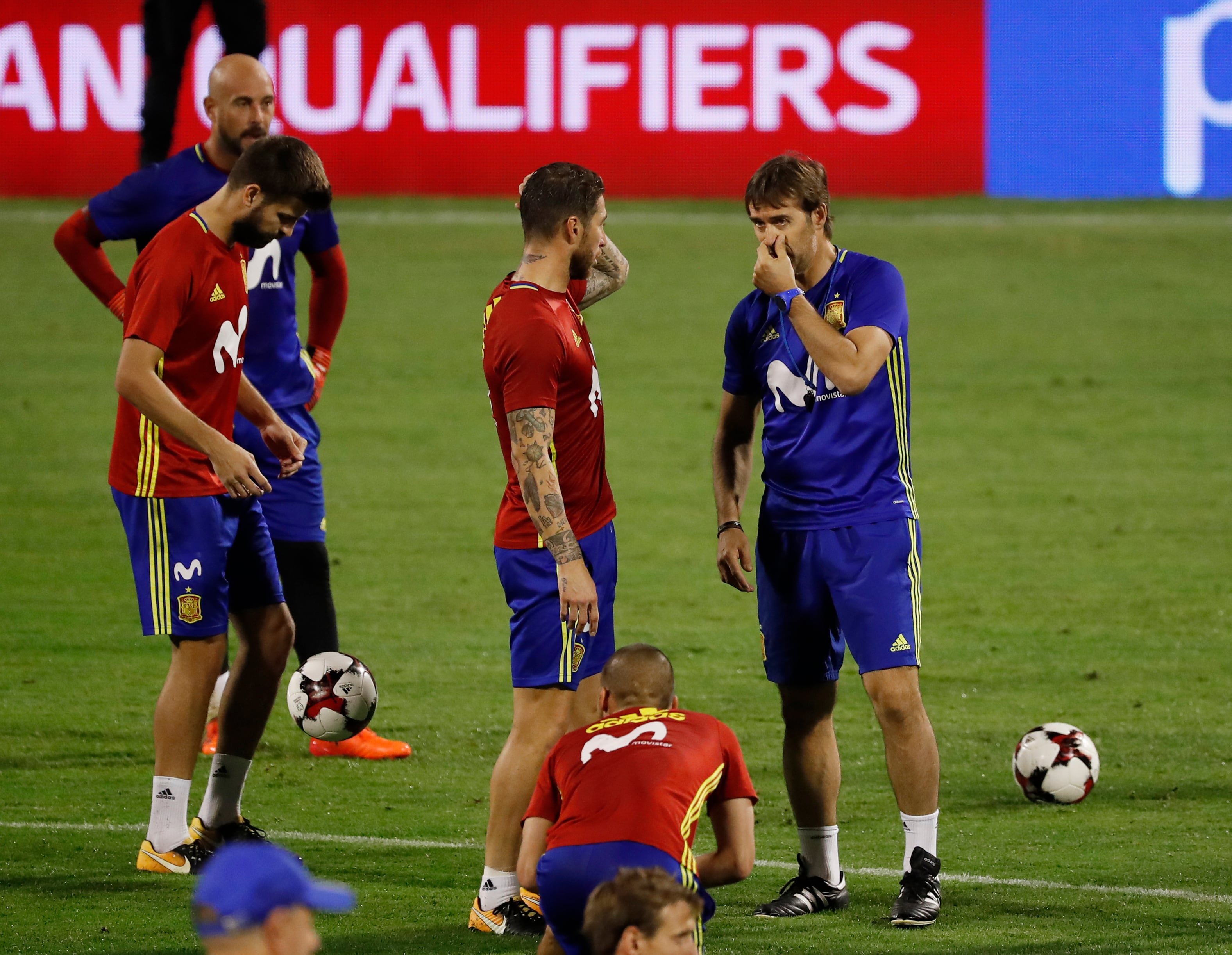 Gerard Piqué, Sergio Ramos y Julen Lopetegui, juntos en un entrenamiento de la Selección