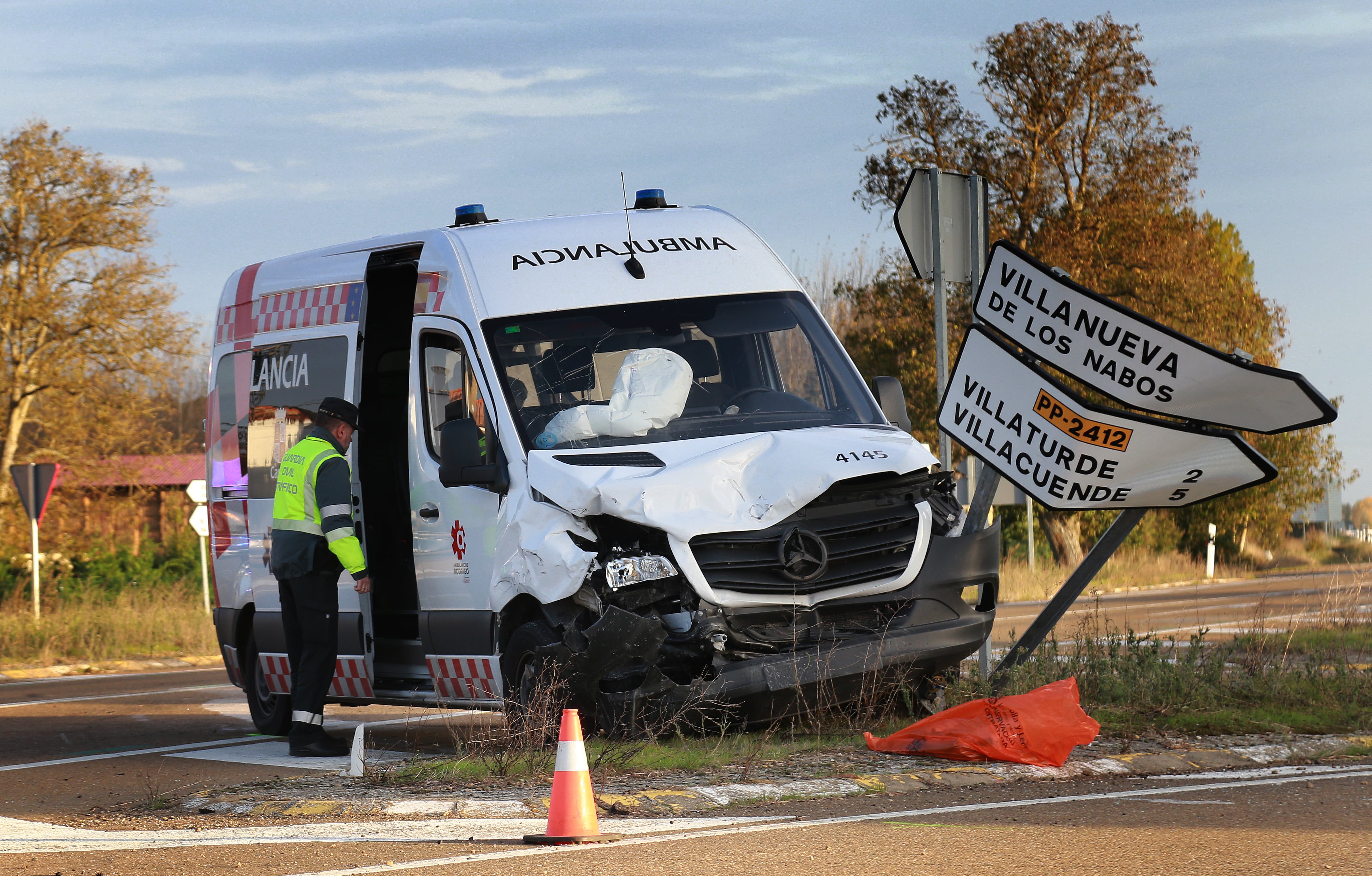 Una persona de 70 años ha falleció ayer tras un accidente de tráfico ocurrido, cerca de las 14.05 horas, en el kilómetro 41 de la carretera CL-615, a la altura de Villanueva de los Nabos, en el término municipal de Villaturde (Palencia), tras la colisión entre una ambulancia con enfermos de diálisis y un turismo