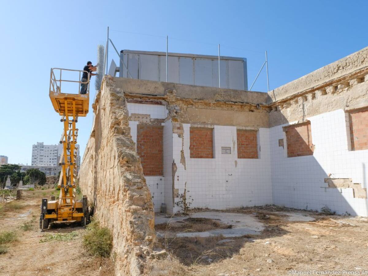 El Ayuntamiento de Cádiz coloca un vallado en muro del antiguo cementerio de San José