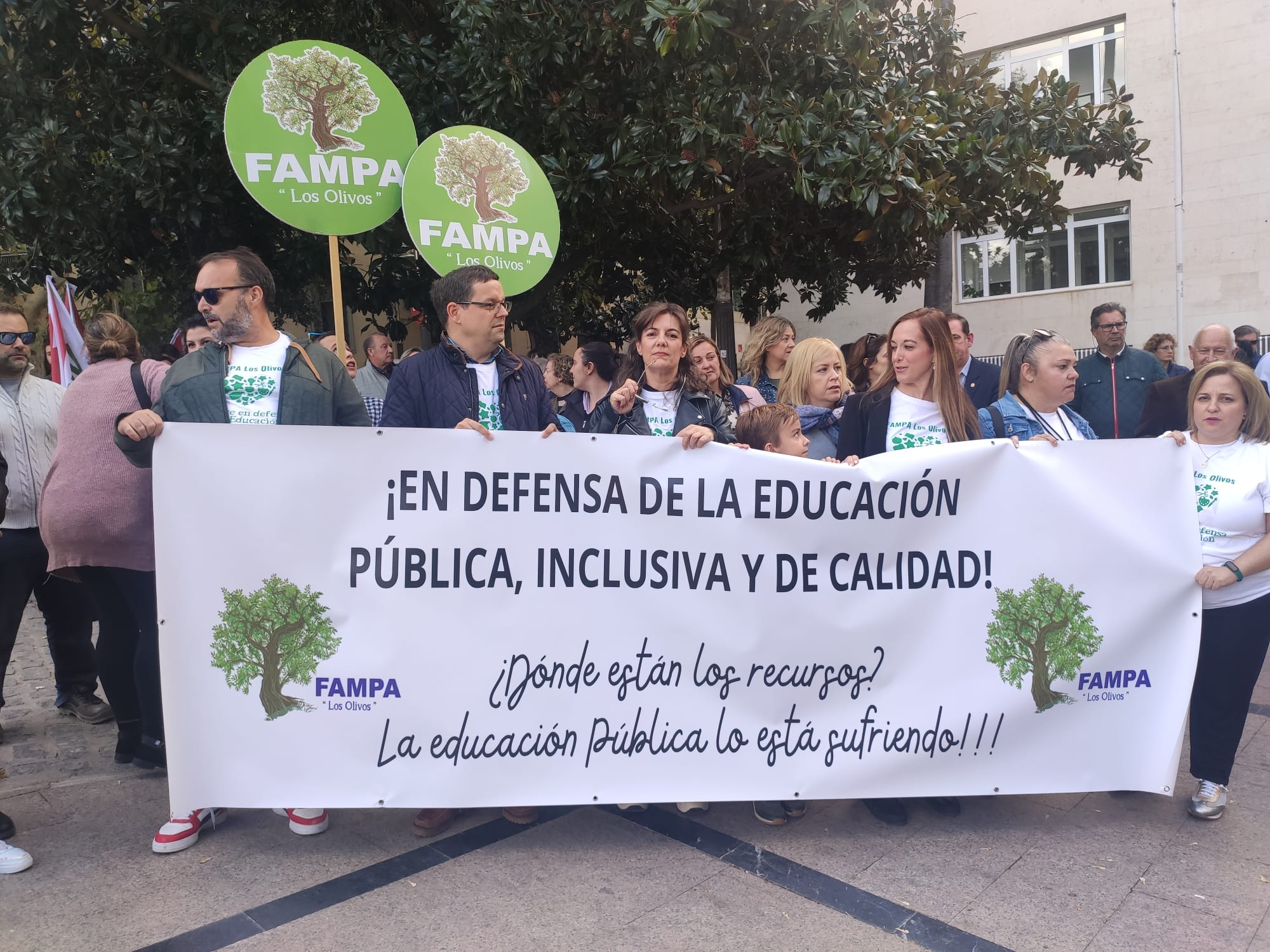 Concentración de FAMPA Los Olivos en la Plaza de las Batallas de Jaén capital