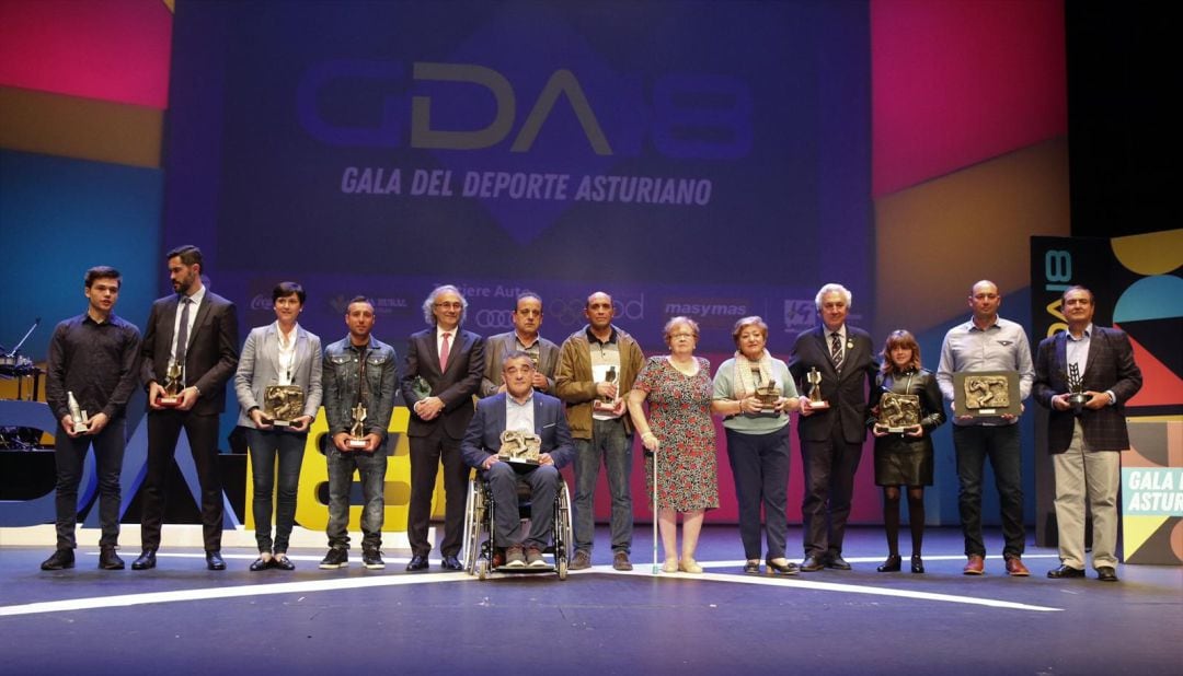 Foto de familia de los premiados