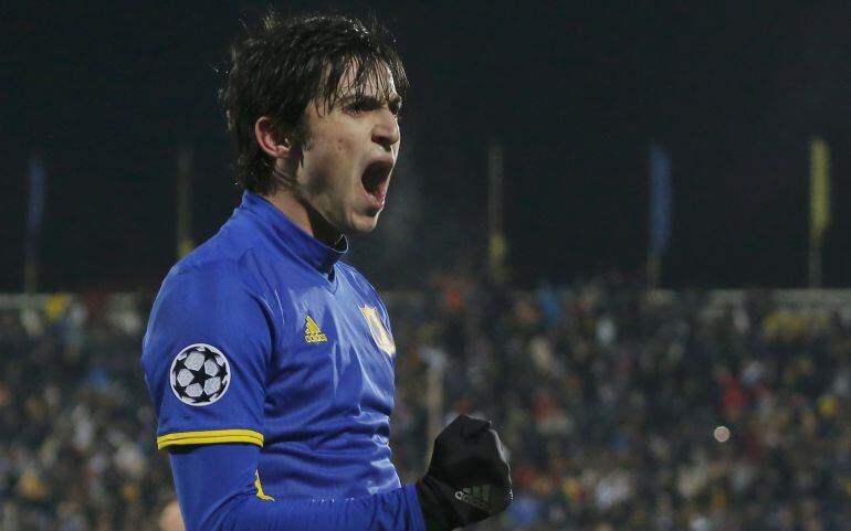 Sardar Azmoun celebra su gol