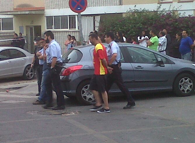 Uno de los detenidos en la operación policial en el barrio de Ca N&#039;Espinós de Gavà.