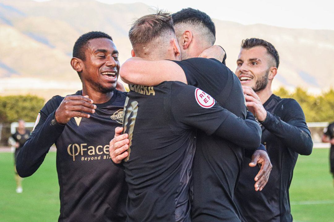 Jugadores celebrando el gol de Benja en El Ejido