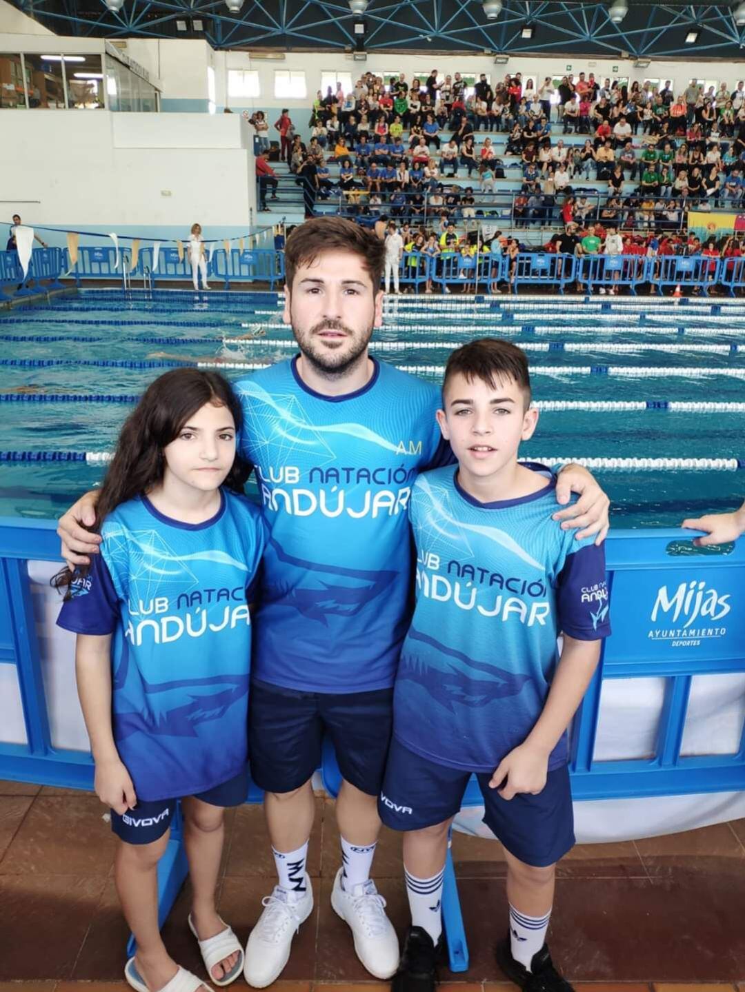 Antonio Molina, entrenador del CN Andújar junto a Carmen y Liberto Vico en la piscina &#039;Las lagunas&#039; de Mijas.