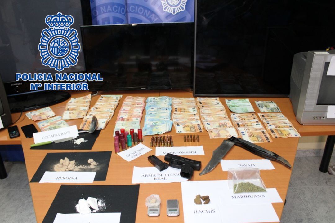 Dinero, armas y sustancias incautadas por parte de la Policía Nacional