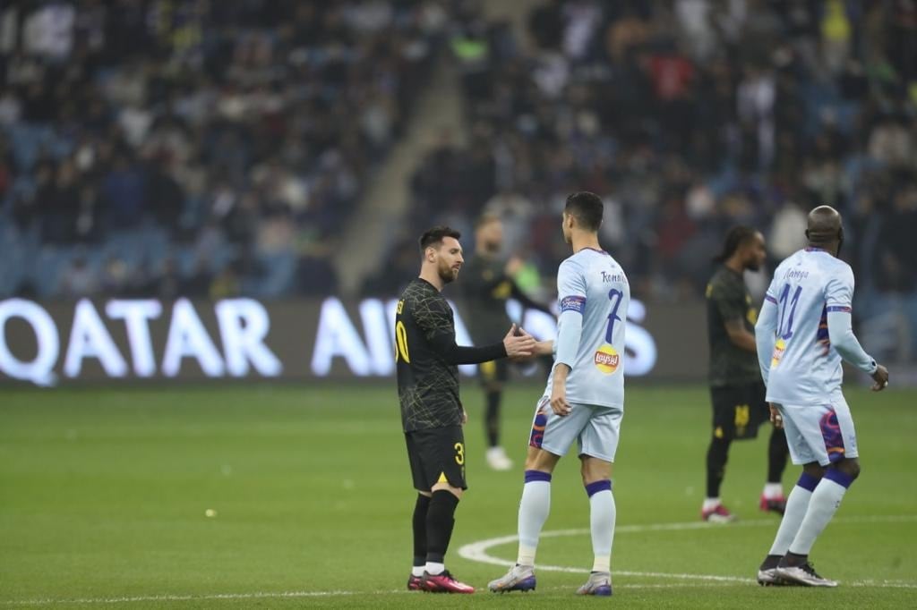 Messi y Cristiano se saludan en Arabia