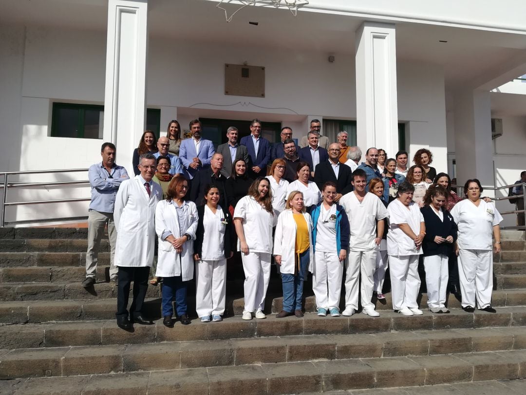 Foto de archivo del personal junto a las autoridades en la firma de la integración del personal del Hospital Insular en el SCS en diciembre de 2018. La integración se hizo efectiva en enero de 2019.