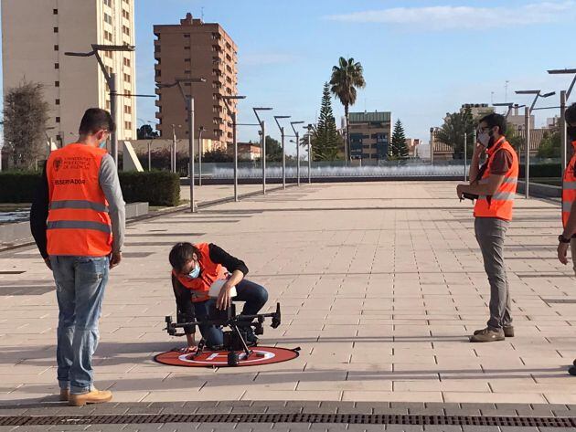 Imagen de los técnicos iniciando el vuelo de los drones