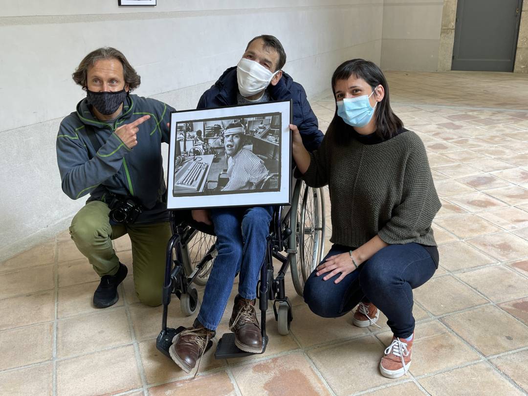 El fotògraf Jordi Play; en Jaume, un dels protagonistes de les fotografies; i la Marta Vila, una amiga d&#039;en Jaume.  