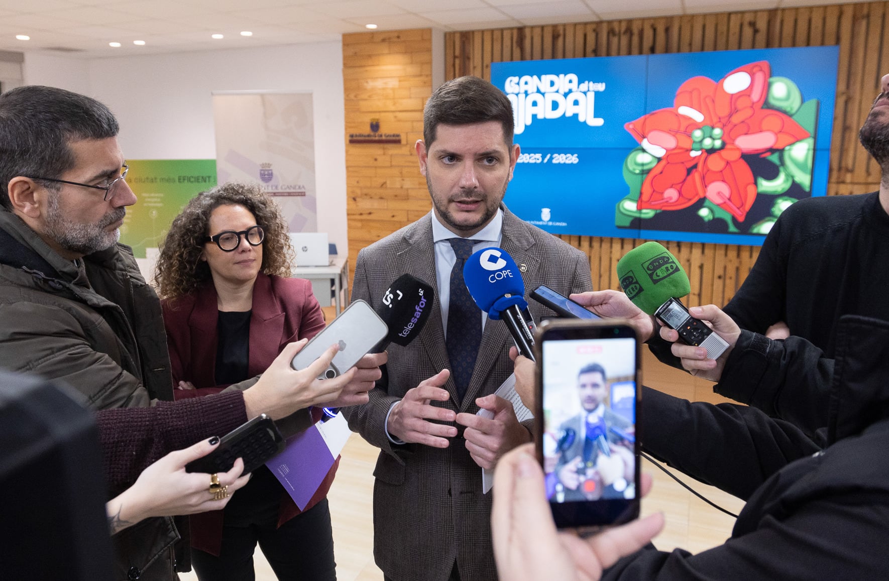 El alcalde Prieto junto a Izquierdo, esta mañana en la comparecencia ante los medios de comunicación
