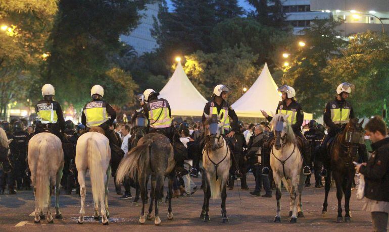 Agentes de la policía Nacional vigilan a los aficionados del Legia de Varsovia antes del comienzo del partido