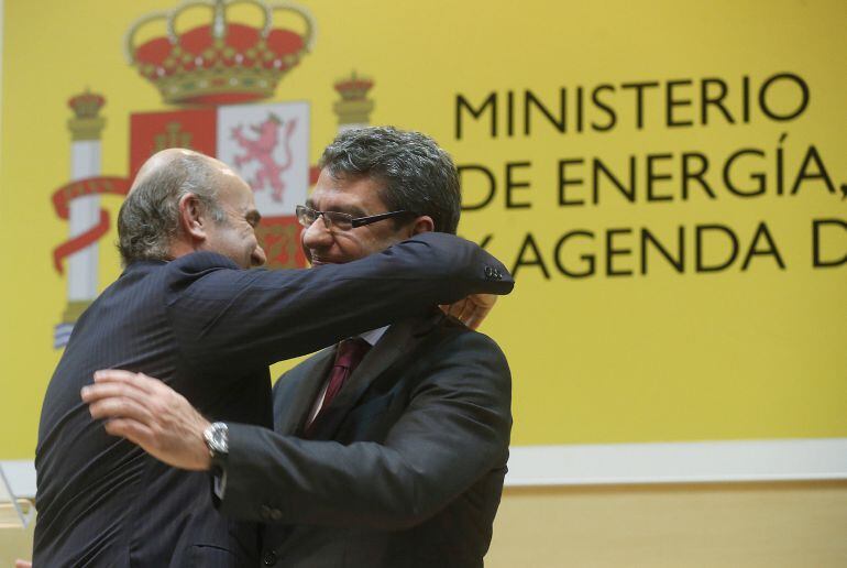 El nuevo ministro de Energía, Turismo y Agenda Digital, Álvaro Nadal (d), es felicitado por su antecesor en estas funciones, el ministro Luis de Guindos 