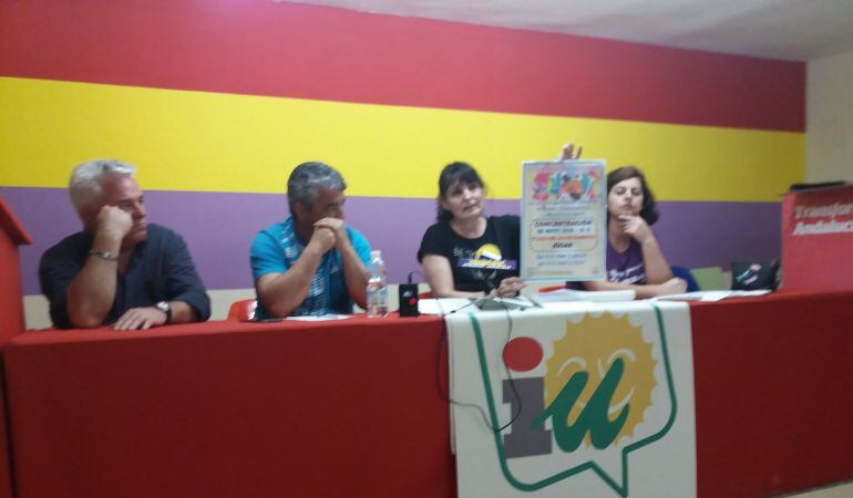 momento de la rueda de prensa de Juana Cazorla, mostrando el cartel anunciador de la concentración en defensa e las pensiones públicas