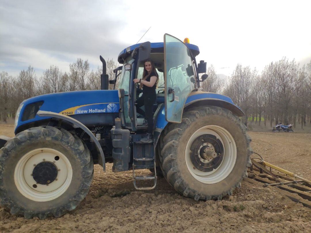 María en su tractor en Villanuño de Valdavia