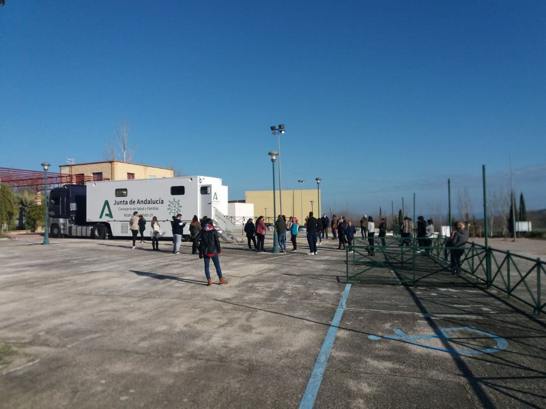 Personas concentradas, para la prueba COVD 19, ante el vehículo habilitado en el Auditorio del Complejo POlideportivo Palomares de Jódar