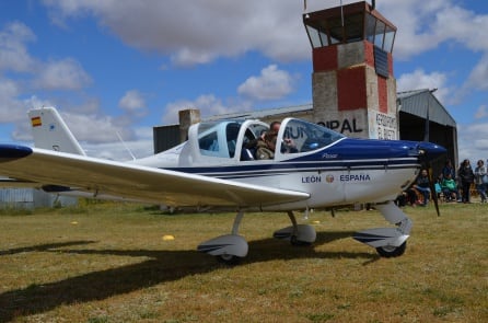 Los más pequeños en el aeródromo municipal de Santa María del Páramo