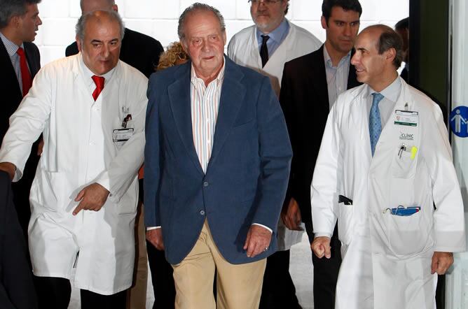 Don Juan Carlos ha abandonado hoy el Clínic de Barcelona tras su intervención para extirparle un nódulo en el pulmón. En la imagen aparece acompañado del director del centro, Josep Brugada, y el doctor Laureano Molins