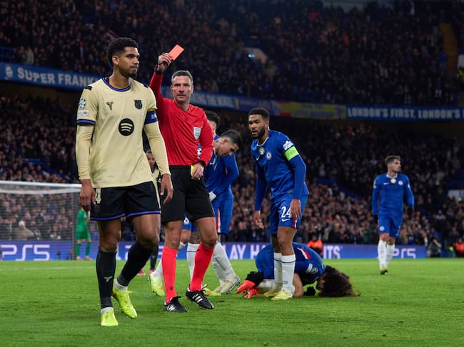 No me quiero cebar...": Ronald Araujo suma un lunar m谩s a su historial europeo con el Bar莽a tras ser expulsado contra el Chelsea | F煤tbol | Cadena SER