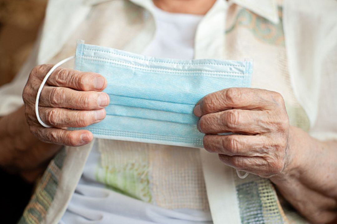 Anciana con mascarilla