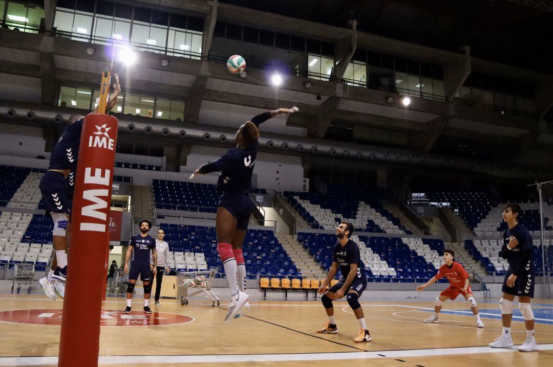 Entrenamiento del Urbia U Energía Voley Palma.