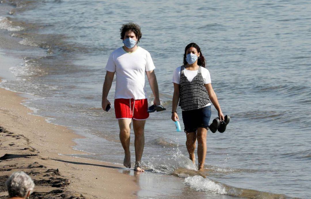 Uso de mascarillas en la playa