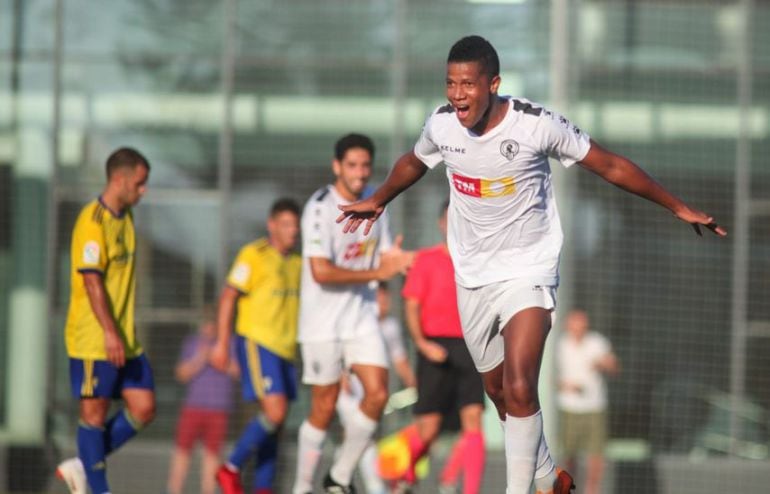 Jaime Alvarado celebra el gol anotado al Cádiz