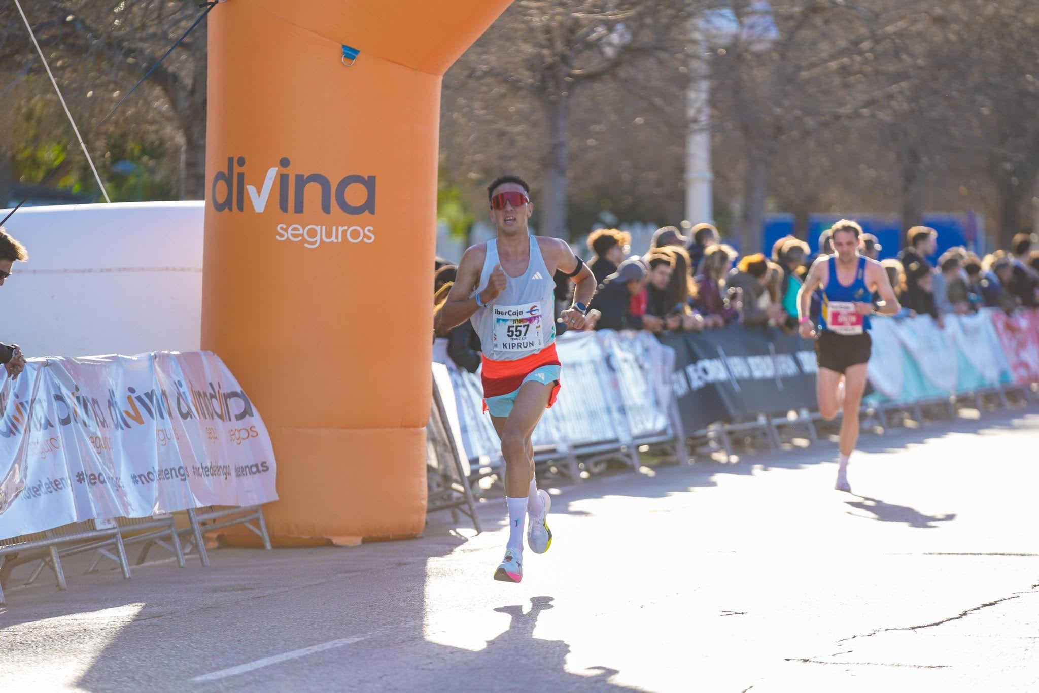 El lanzaroteño Yerove Rodríguez Machín cruzando la meta en  una carrera de 10 Km.