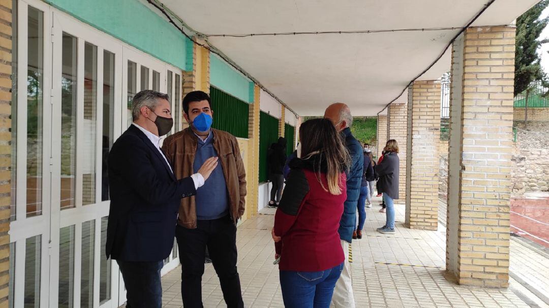 El delegado de Educación, Antonio Sutil, a la izquierda, conversa con la alcaldesa de Larva, Mª Ängeles Leiva, de espaldas, y el director del colegio, durante su visita