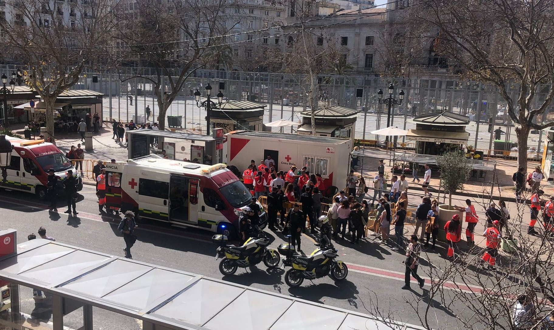 Momento en el que Cruz Roja atiende a varios heridos durante la mascletà de este jueves en València.