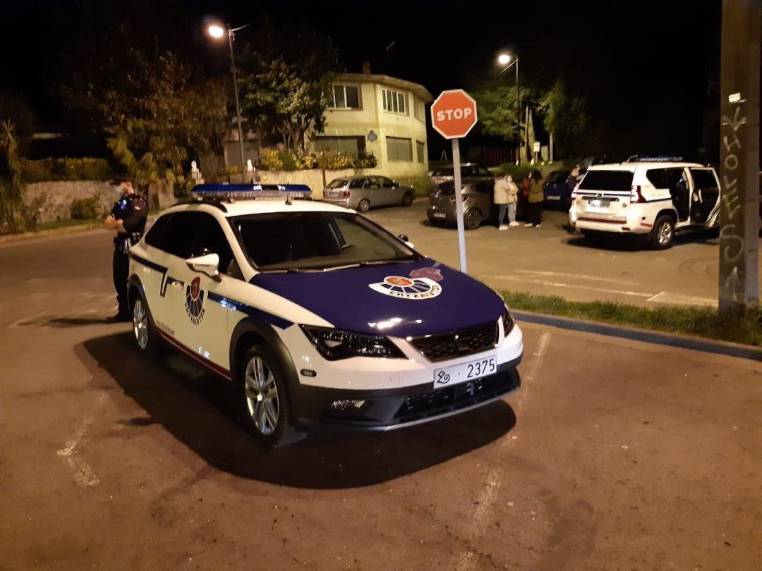 Un coche patrulla de la Ertzaintza, en un control de movilidad nocturna