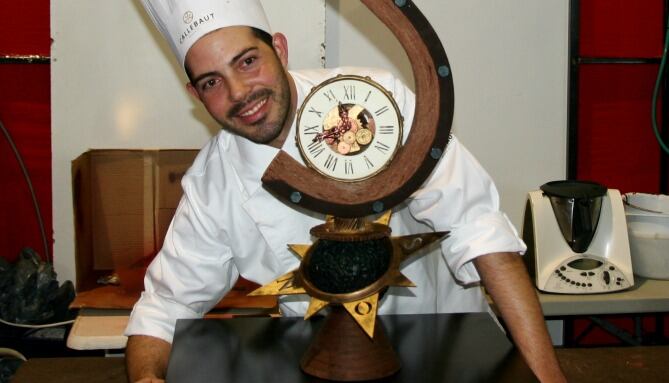 Pieza artística de chocolate que obtuvo el primer premio con foto de detalle del reloj