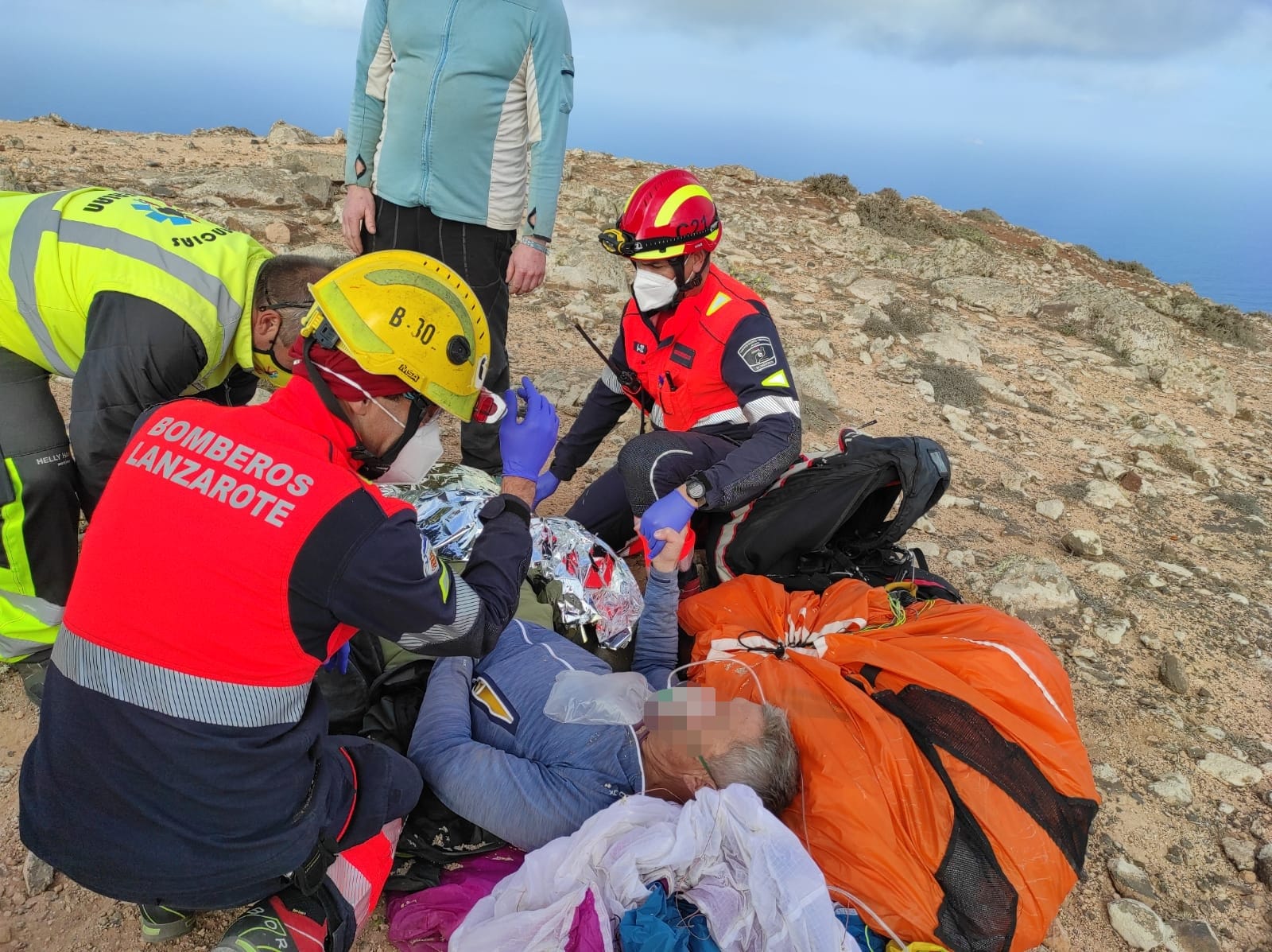 Los servicios de Emergencia rescatando al herido.