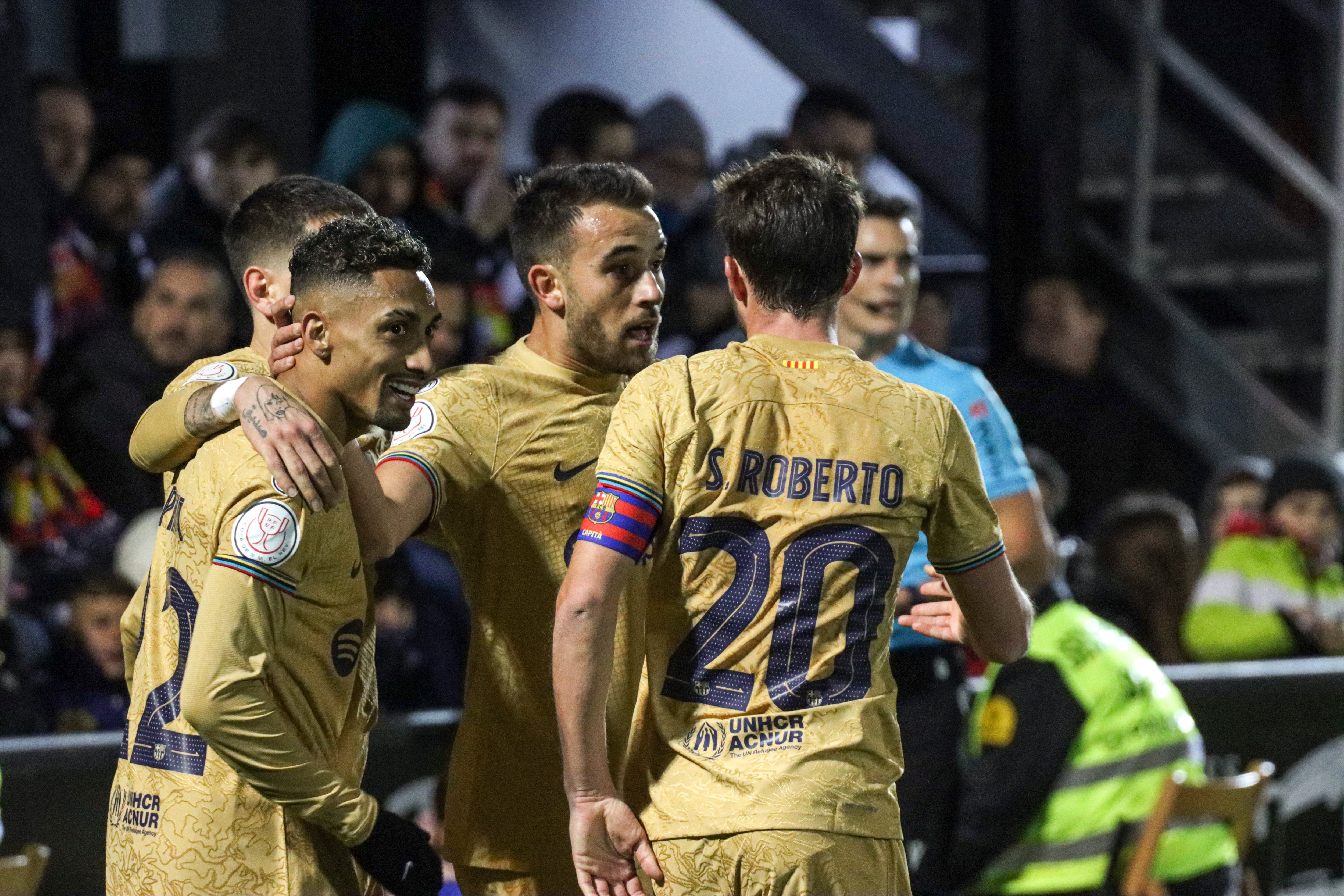 CEUTA, 19/01/2023.- Los jugadores del FC Barcelona celebran un gol de su equipo durante el partido de octavos de final de Copa del Rey que AD Ceuta y FC Barcelona disputan este jueves en el estadio Alfonso Murube de la ciudad autónoma de Ceuta. EFE/ Reduan Dris
