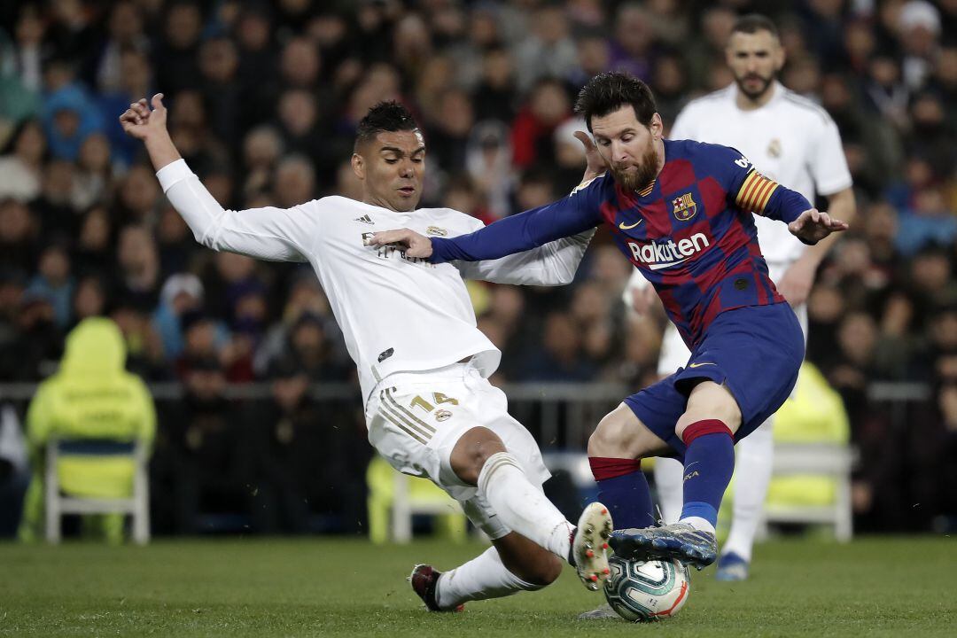 Casemiro y Messi, en un Clásico entre el Real Madrid y el FC Barcelona.