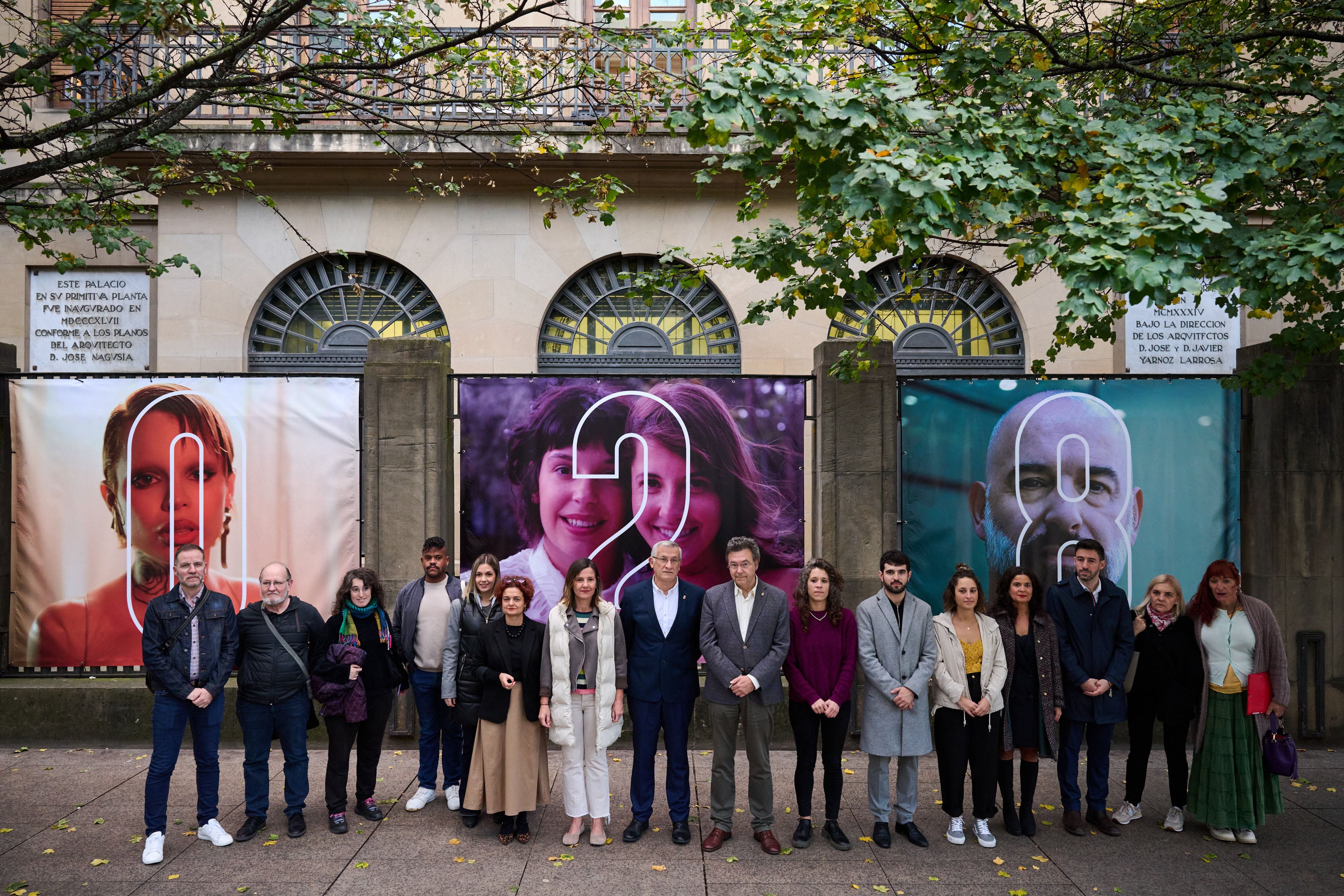 El vicepresidente Félix Taberna, Patricia Abad y Patxi Vera, junto a representantes de grupos parlamentarios y colectivos LGTBI+ que han participado en la presentación de la campaña esta mañana, ante el Palacio de Navarra.