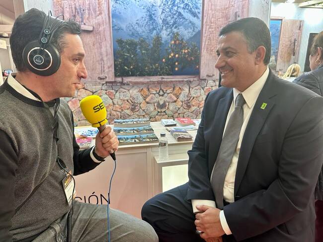 El presidente de la Diputación Provincial, Carlos García, atiende a Cadena SER Ávila en el stand de Ávila en INTUR