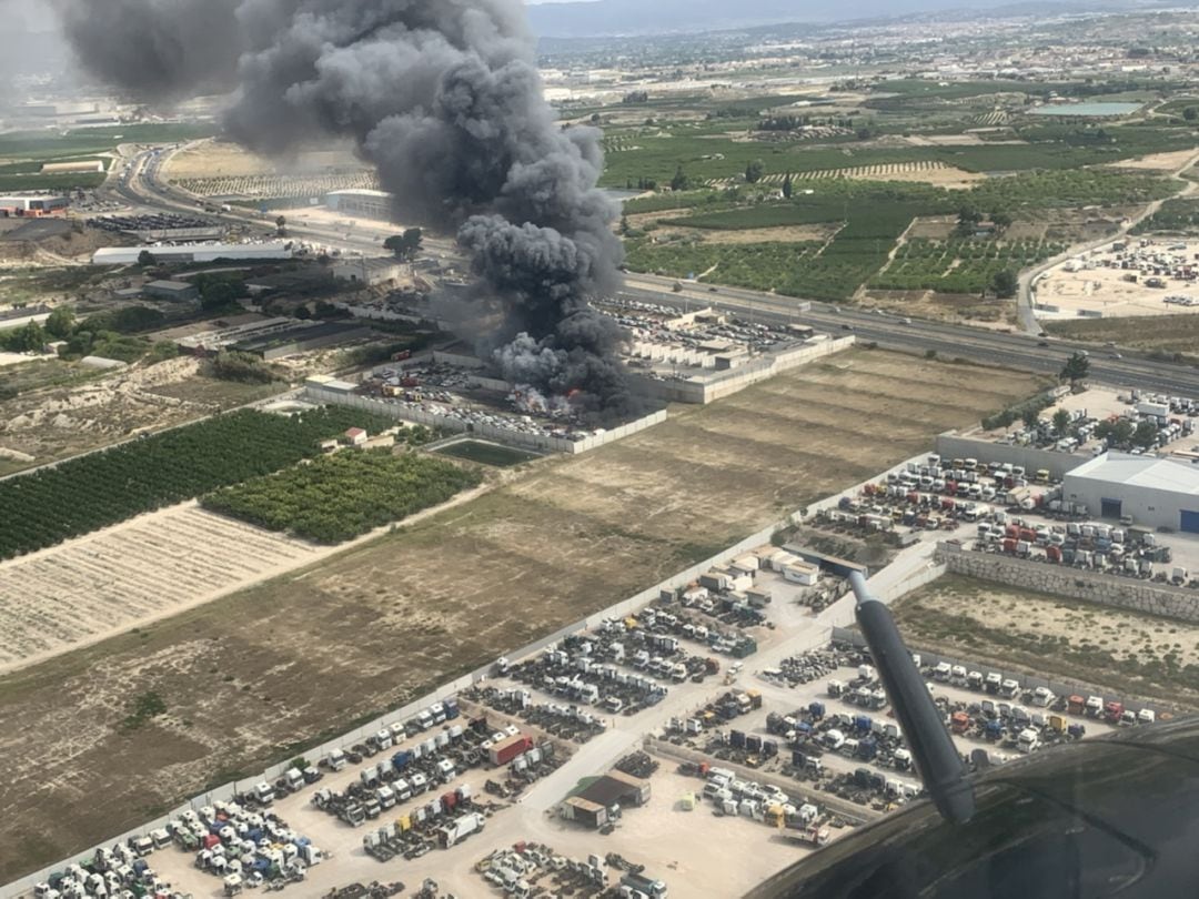 Imagen aérea del incendio facilitada por helicóptero de la Dirección General de Seguridad Ciudadana y Emergencias