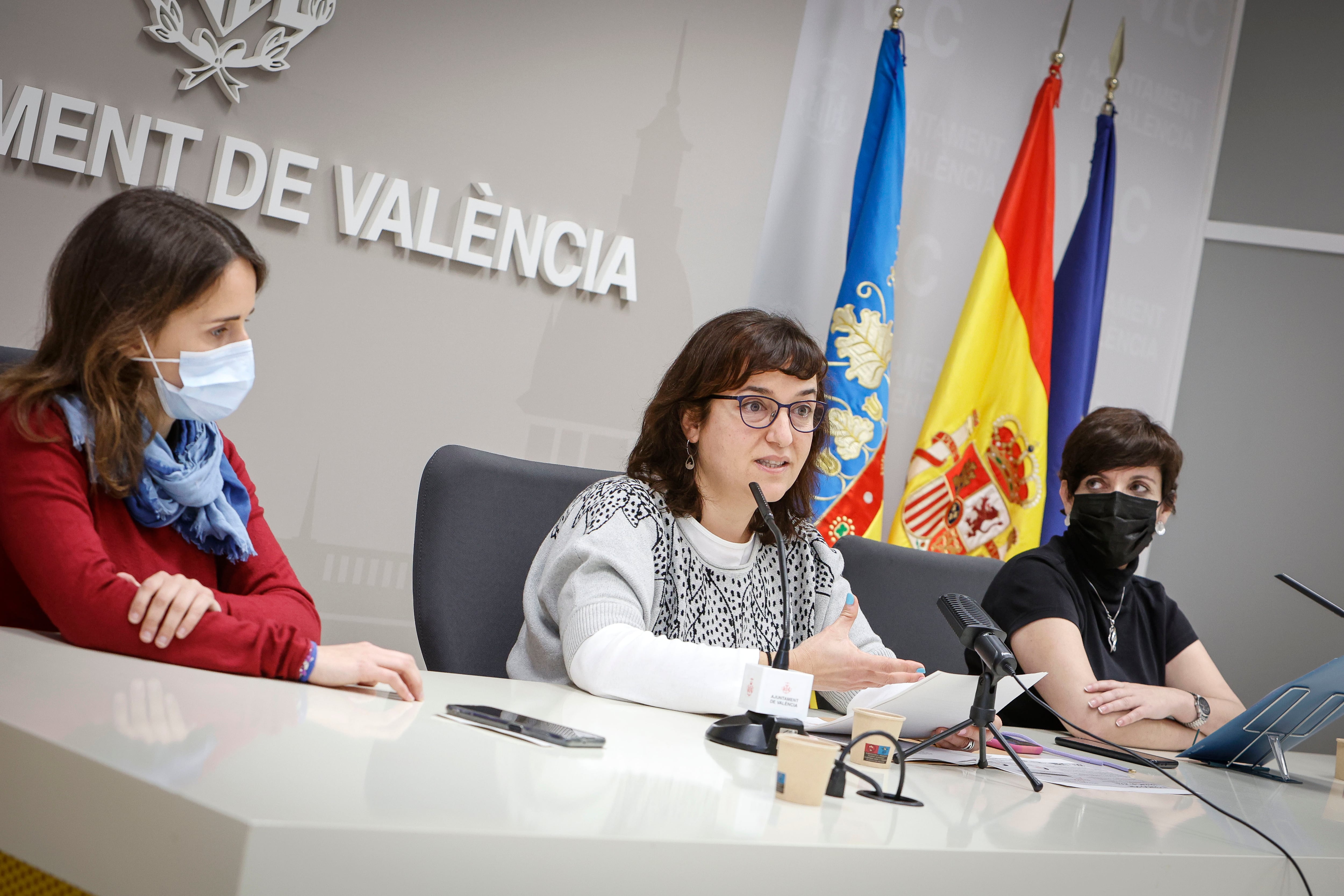 La concejala de Servicios Sociales, Isabel Lozano, la profesora de la Universitat de València Mercedes Botija y la representante de las entidades participantes, Pilar Descalzo