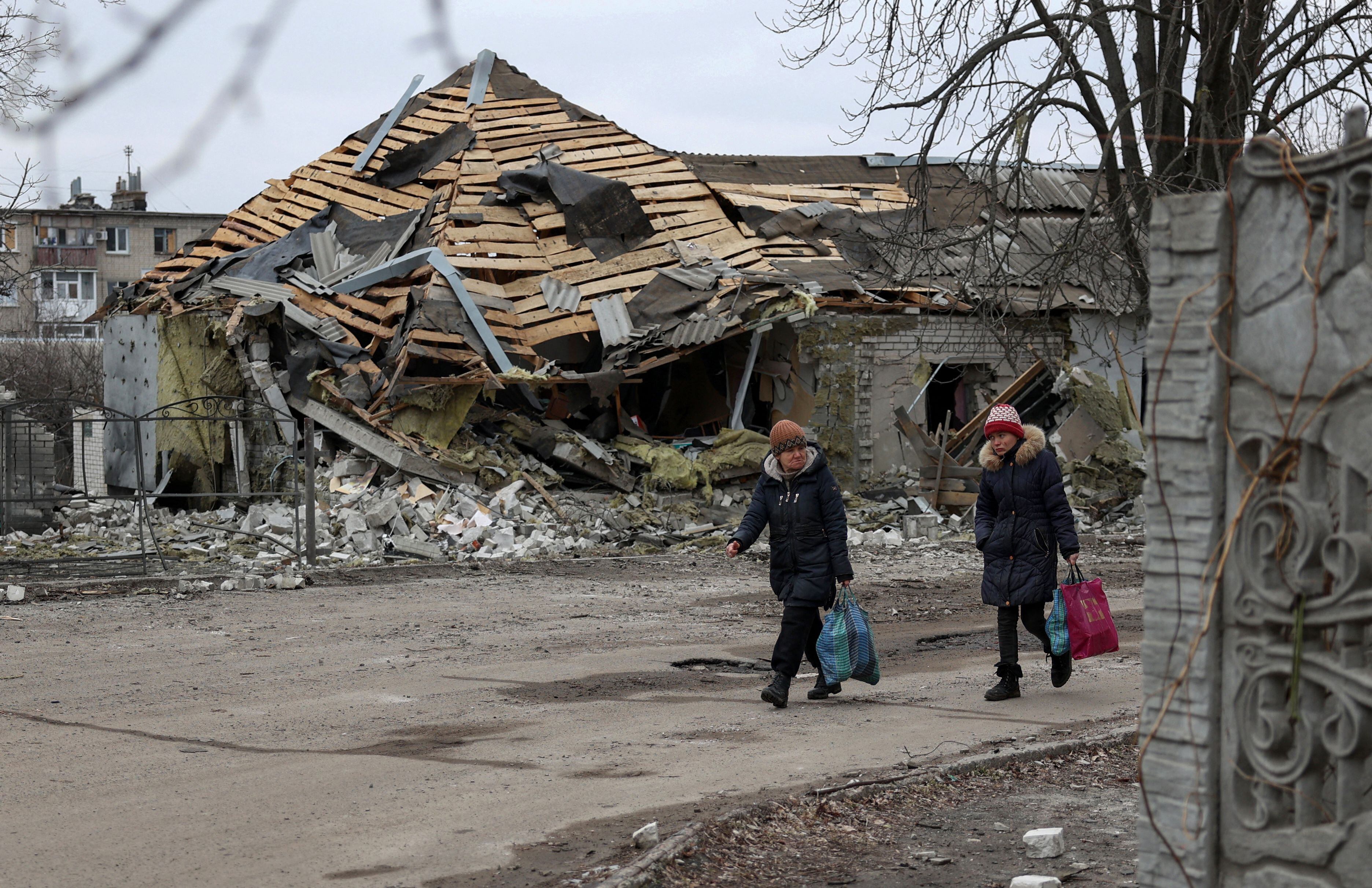 Residentes en la región ucraniana de Járkov tras un bombardeo ruso.