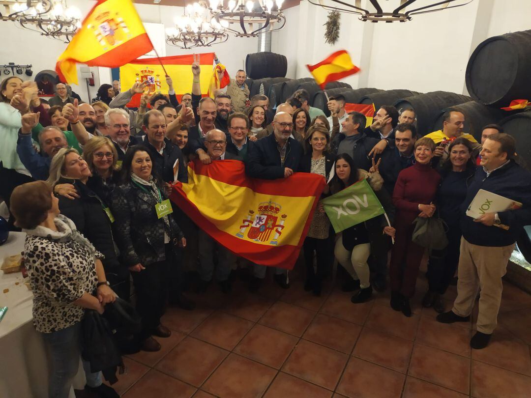 Militantes, simpatizantes y cargos de Vox celebrando el resultado del 10 de Noviembre