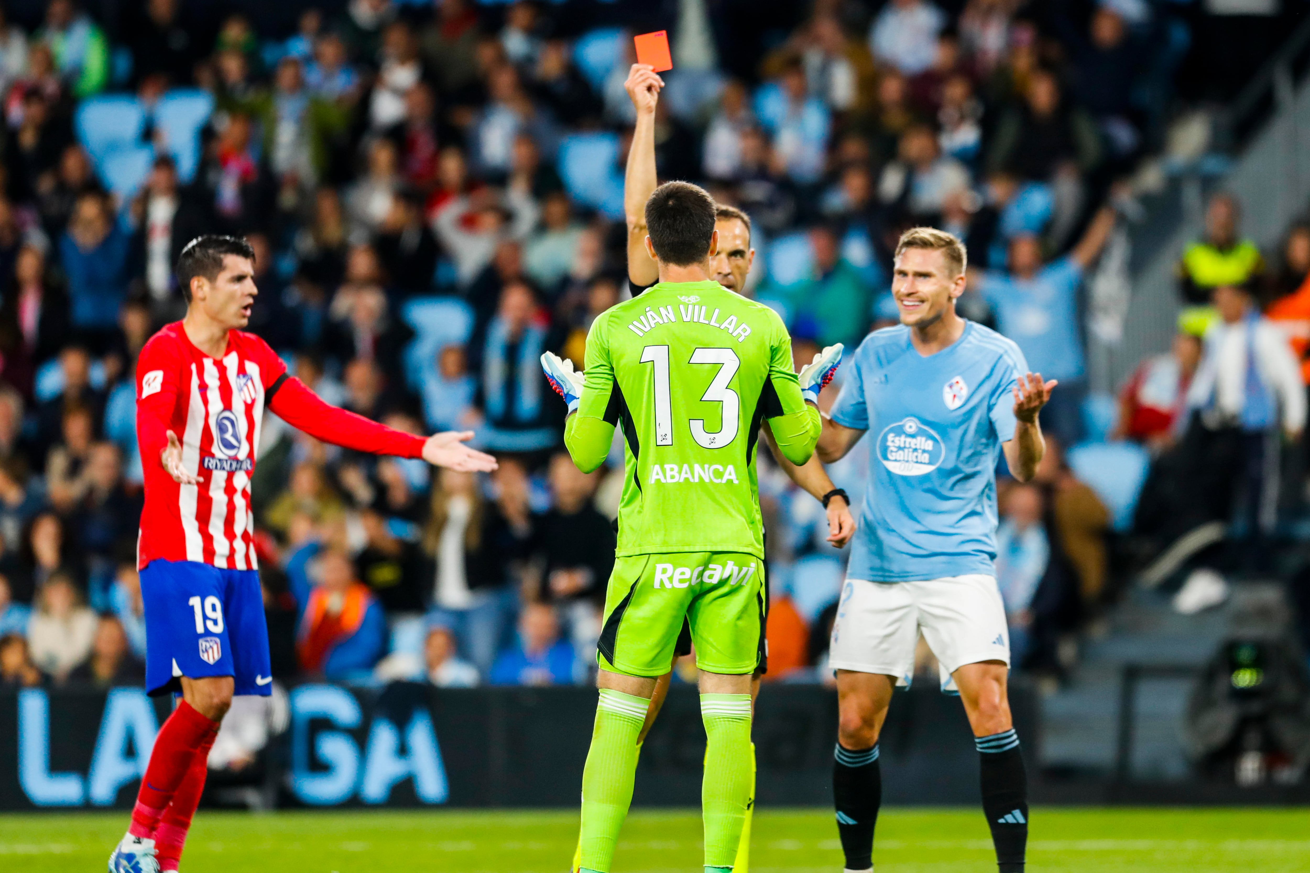 VIGO, 21/10/2023.- El árbitro Cuadra Fernández  (c-detrás) saca la tarjeta roja al guardameta del Celta de Vigo Ivan Villar (c) durante el encuentro correspondiente a la décima jornada de LaLiga EA Sports entre el Celta de Vigo y el Atlético de Madrid en el estadio de Balaídos, Vigo, este sábado.- EFE/ Salvador Sas
