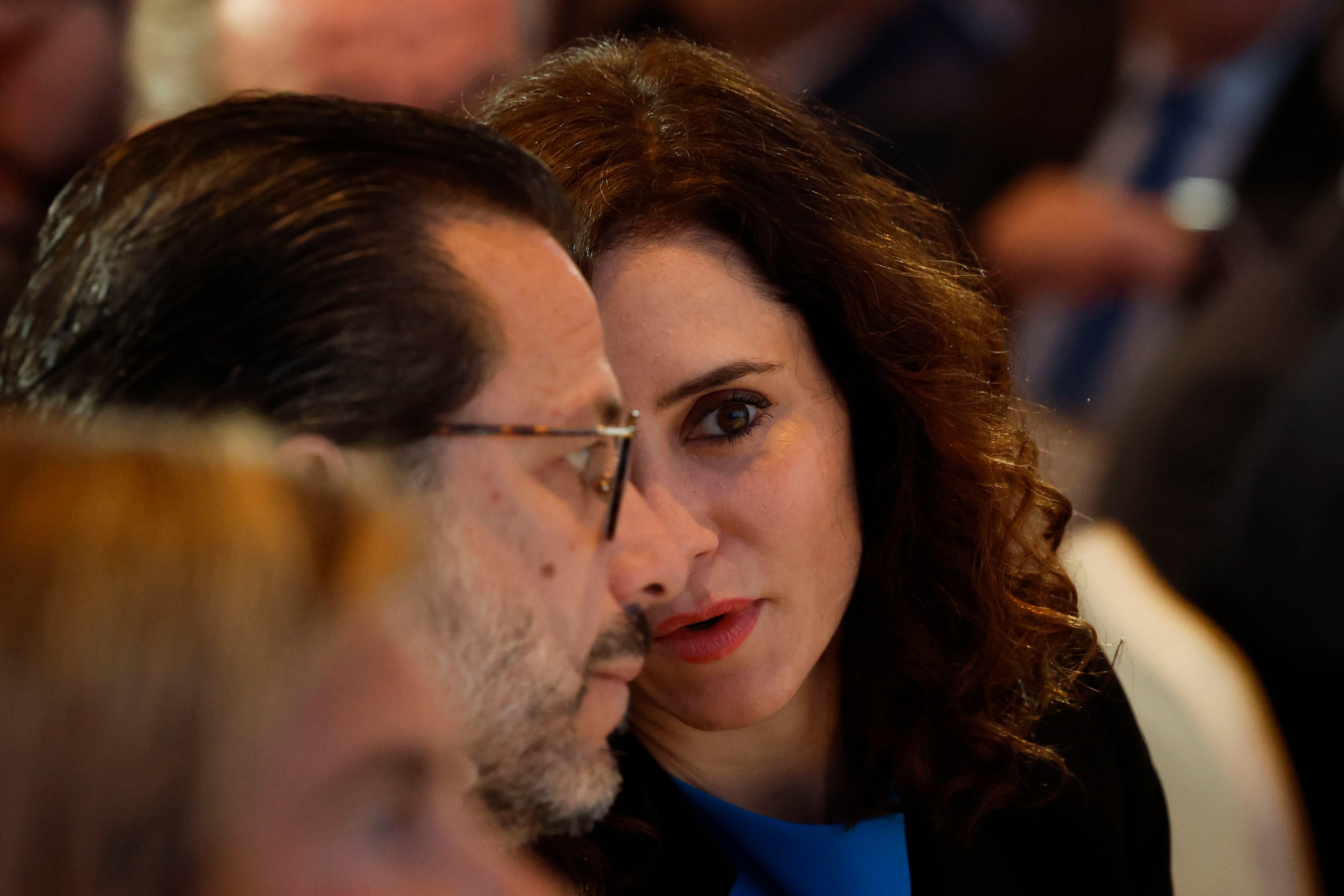 La presidenta de la Comunidad de Madrid, Isabel Díaz Ayuso (d) conversa con su consejero de Economía, Javier Fernández- Lasquetty (i) durante el acto inaugural de la XIII Edición del Spain Investors Day celebrado este jueves en Madrid. EFE/JJ Guillén