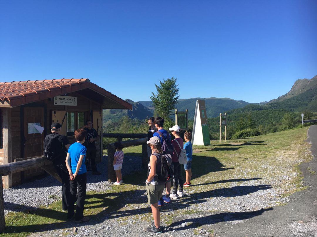 Punto de Información de Lapurriturri en Aiako Harria con presencia de los asistentes a la primera actividad para observar aves. 