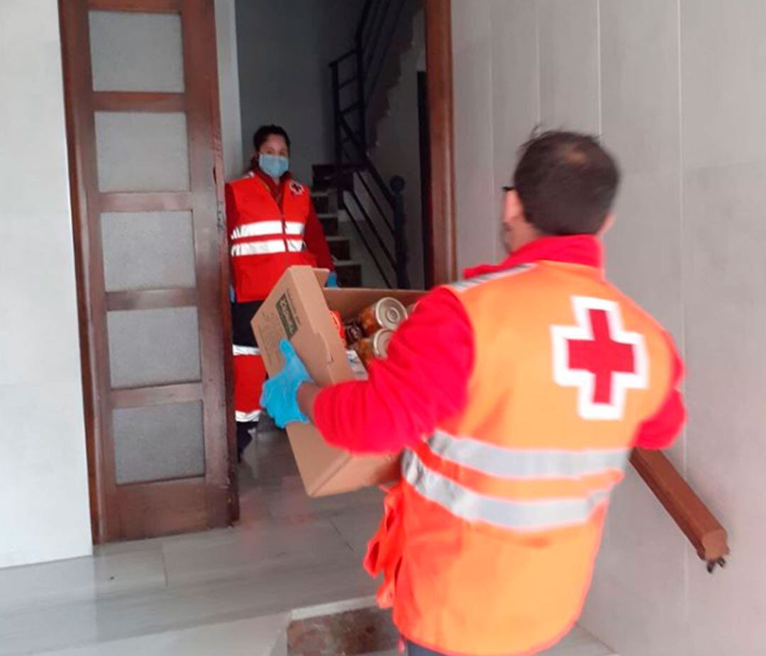 Voluntarios de Cruz Roja repartiendo alimentos a los domicilios durante este estado de alarma.
