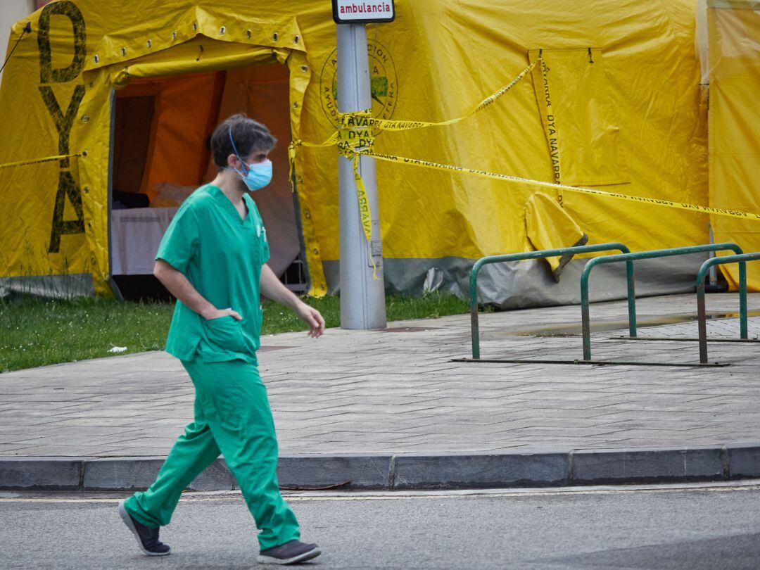 Un sanitario camina protegido con una mascarilla en el Complejo Hospitalario de Navarra.