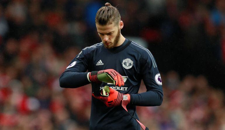 De Gea se pone los guantes antes de iniciar el partido