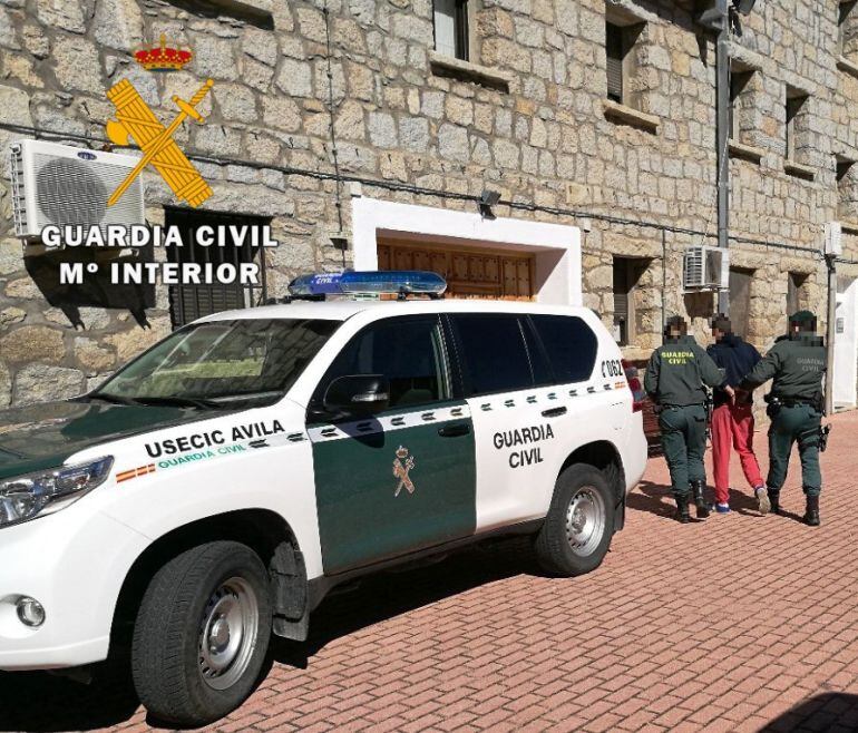 Momento en el que el detenido es llevado al Cuartel de la Guardia Civil 